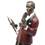 Trompetçi-jazz-sanatçısı-heykeli-kırmızı-ceketli-müzisyen-dekoratif-biblo