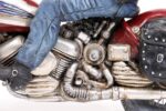 forchino the biker figürü kırmızı motor üzerinde ön görünüm