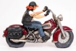 forchino the biker figürü kırmızı motor üzerinde ön görünüm