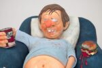 guillermo forchino couch potato figürü ön görünüm