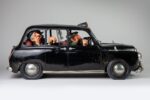 guillermo forchino the london taxi figürü ön görünüm mizahi şehir sahnesi