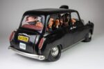 guillermo forchino the london taxi figürü ön görünüm mizahi şehir sahnesi