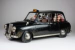 guillermo forchino the london taxi figürü ön görünüm mizahi şehir sahnesi