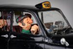 guillermo forchino the london taxi figürü ön görünüm mizahi şehir sahnesi