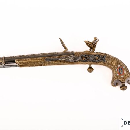 Çakmaklı tabanca replika, 1760 yılında İskoçya’da kullanılan tarihi bir savaş silahının Denix tarafından üretilmiş dekoratif modelidir. İskoç soyluları ve askerleri tarafından tören ve savunma amacıyla taşınan bu tür silahlar, döneminin zarif tasarımıyla sanatı savaşla buluşturmuştur.