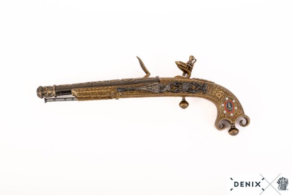 Çakmaklı tabanca replika, 1760 yılında İskoçya’da kullanılan tarihi bir savaş silahının Denix tarafından üretilmiş dekoratif modelidir. İskoç soyluları ve askerleri tarafından tören ve savunma amacıyla taşınan bu tür silahlar, döneminin zarif tasarımıyla sanatı savaşla buluşturmuştur.