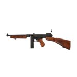 M1928A1 makineli tüfek replika, 1918 yılında ABD ordusu tarafından geliştirilen ve özellikle II. Dünya Savaşı ile özdeşleşen tarihi bir silahın Denix tarafından üretilmiş dekoratif versiyonudur. “Tommy Gun” olarak da bilinen bu silah, hem ordu hem de gangster kültürünün ikonik sembollerinden biri haline gelmiştir. Bu replika model, 82 cm uzunluğu ve 3.745 gram ağırlığıyla gerçeğine çok yakın ölçülerde tasarlanmıştır. Gövdesindeki kaliteli metal işçilik ve ahşap kaplamalar, hem estetik hem tarihsel anlamda yüksek değer sunar. Mekanik olarak çalışan tetik ve kurma mekanizması sayesinde gerçekçilik hissi artırılır, ancak ateşleme özelliği bulunmaz.