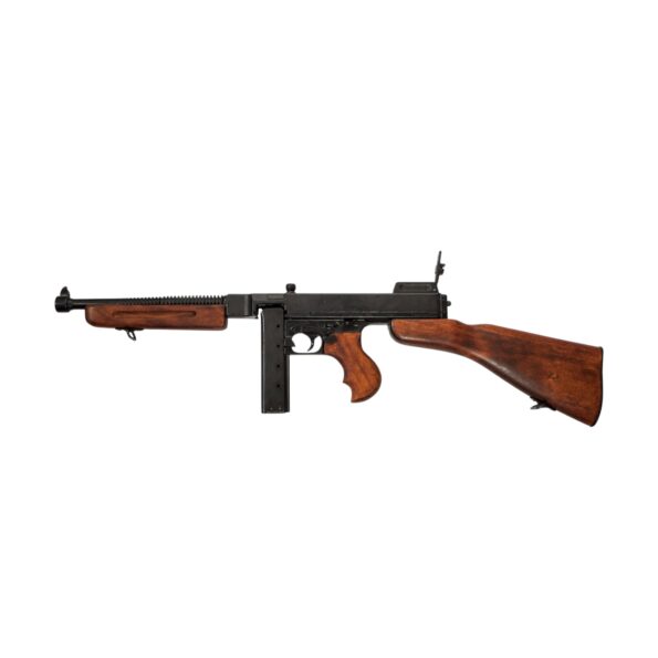 M1928A1 makineli tüfek replika, 1918 yılında ABD ordusu tarafından geliştirilen ve özellikle II. Dünya Savaşı ile özdeşleşen tarihi bir silahın Denix tarafından üretilmiş dekoratif versiyonudur. “Tommy Gun” olarak da bilinen bu silah, hem ordu hem de gangster kültürünün ikonik sembollerinden biri haline gelmiştir. Bu replika model, 82 cm uzunluğu ve 3.745 gram ağırlığıyla gerçeğine çok yakın ölçülerde tasarlanmıştır. Gövdesindeki kaliteli metal işçilik ve ahşap kaplamalar, hem estetik hem tarihsel anlamda yüksek değer sunar. Mekanik olarak çalışan tetik ve kurma mekanizması sayesinde gerçekçilik hissi artırılır, ancak ateşleme özelliği bulunmaz.