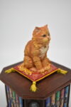 Kitaplık Üzerinde Kedi Figürü – 17 cm Dekoratif Obje