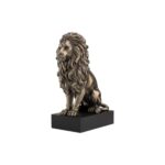 stand üstünde aslan figürü