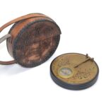 Deri Kılıflı Pirinç Güneş Saati ve Pusula – 17×3 cm