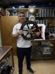 ahşap gemi dümeni, pirinç gemi dümeni, marin dekorasyon, denizcilik dekoru, koleksiyonluk gemi aksesuarı, dekoratif duvar dümeni, vintage gemi dümeni, denizcilik ofis dekorasyonu, nautic home decor, gemi dümeni dekoratif, pirinç detaylı denizcilik aksesuarı, marin temalı hediyelik