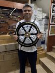 ahşap gemi dümeni, pirinç gemi dümeni, marin dekorasyon, denizcilik dekoru, koleksiyonluk gemi aksesuarı, dekoratif duvar dümeni, vintage gemi dümeni, denizcilik ofis dekorasyonu, nautic home decor, gemi dümeni dekoratif, pirinç detaylı denizcilik aksesuarı, marin temalı hediyelik