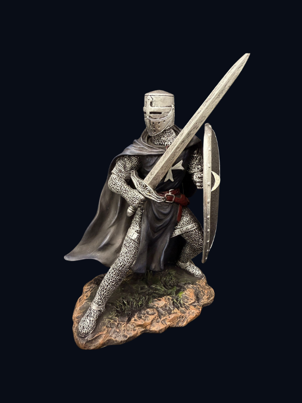şövalye biblo, orta çağ figürü, kılıçlı süs eşyası, tarihi dekoratif obje, erkeklere hediye, zırhlı şövalye, koleksiyon figürü, dekoratif savaşçı, haçlı şövalye, ofis dekorasyonu, figür biblo, tarih temalı süs, aydınartshop
