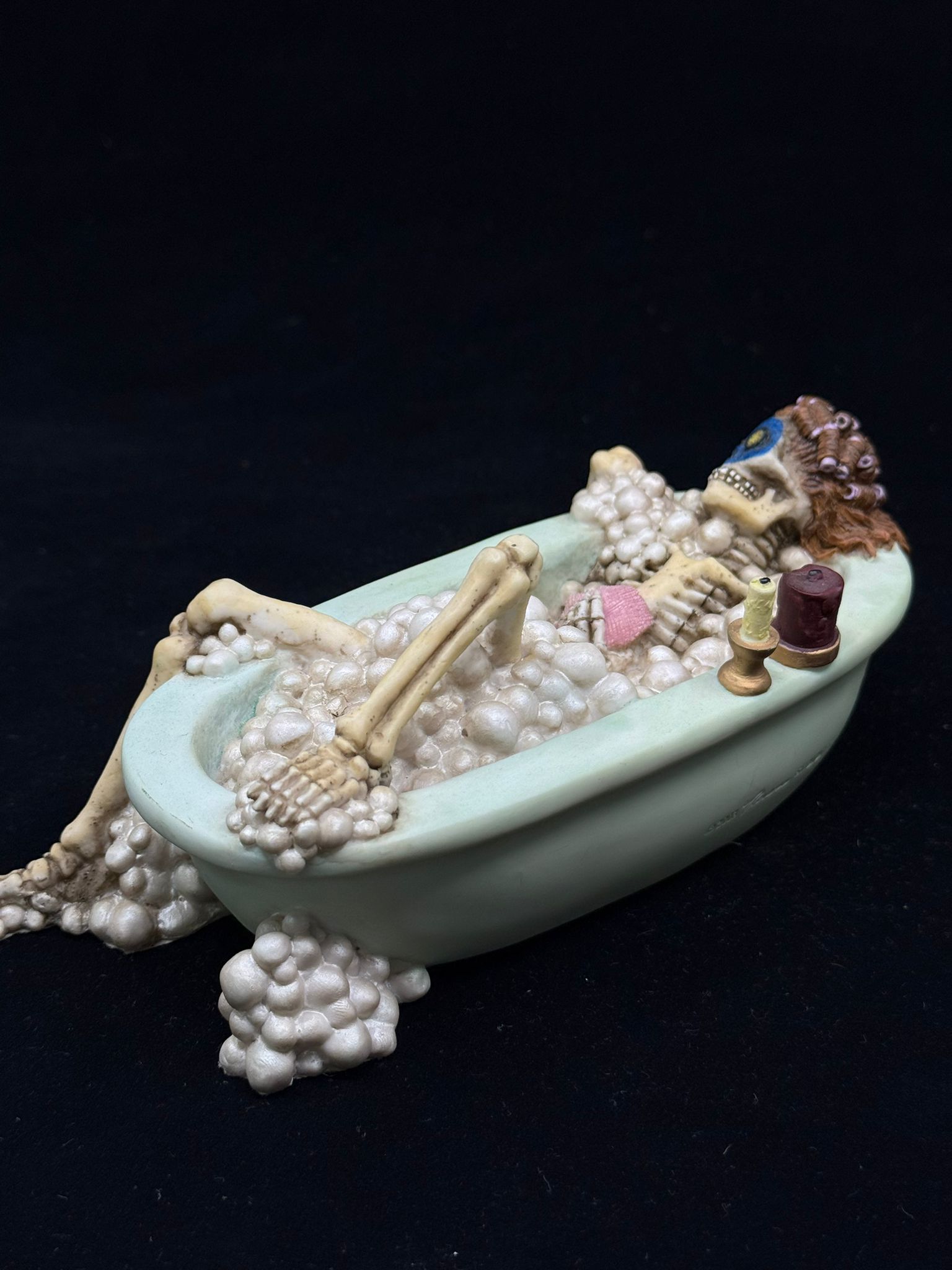iskelet küvette, skeleton bathtub, komik iskelet figürü, dekoratif biblo, gotik dekor, kara mizah heykeli, skeleton decor, el boyaması figür, skeleton humor, banyo dekoru, reçine figür, mizah temalı heykel, koleksiyon objesi, gothic gift, funny skeleton statue