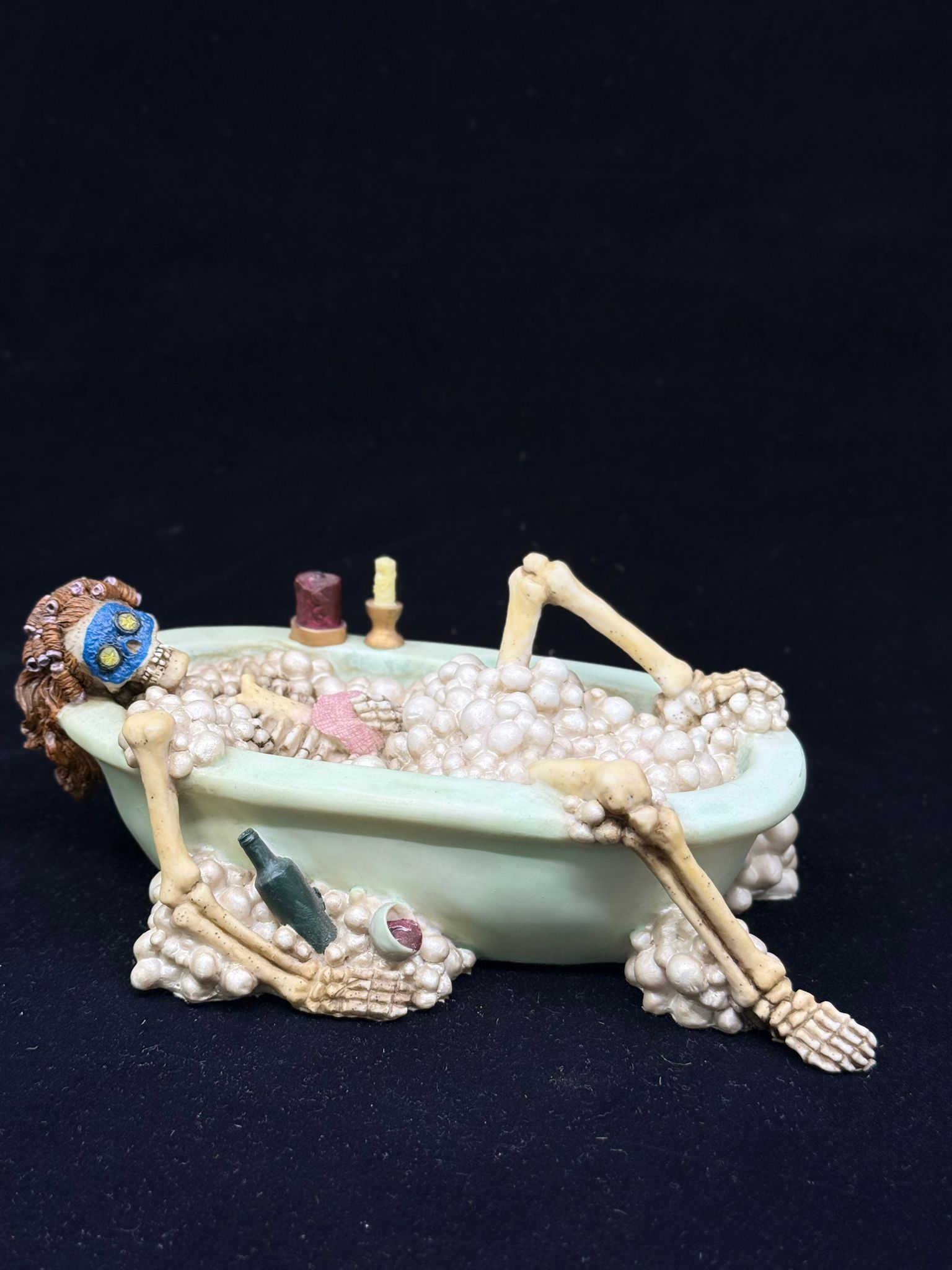 iskelet küvette, skeleton bathtub, komik iskelet figürü, dekoratif biblo, gotik dekor, kara mizah heykeli, skeleton decor, el boyaması figür, skeleton humor, banyo dekoru, reçine figür, mizah temalı heykel, koleksiyon objesi, gothic gift, funny skeleton statue
