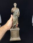 aristo heykeli, aristoteles biblo, filozof figürü, dekoratif heykel, bronz görünümlü obje, antik yunan filozofu, entelektüel dekorasyon, akademik hediye, felsefe figürü, klasik dekoratif obje, kitaplık süsü, öğretmen hediyesi, aydınartshop