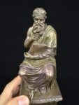 plato heykeli, eflatun biblo, filozof figürü, dekoratif heykel, bronz görünümlü biblo, entelektüel dekor, ofis aksesuarı, kitaplık süsü, felsefi hediye, klasik dekor objesi, düşünür heykeli, sanat biblosu, aydınartshop