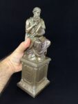 plato heykeli, eflatun biblo, filozof figürü, dekoratif heykel, bronz görünümlü biblo, entelektüel dekor, ofis aksesuarı, kitaplık süsü, felsefi hediye, klasik dekor objesi, düşünür heykeli, sanat biblosu, aydınartshop