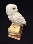 kar baykuşu biblo, kitap üstü baykuş, dekoratif kuş figürü, bilgelik sembolü, entelektüel hediye, öğretmene özel hediye, masaüstü süs eşyası, baykuş heykeli, kitaplık dekoru, iç mekan süsü, koleksiyon figürü, zarif dekoratif obje, aydınartshop